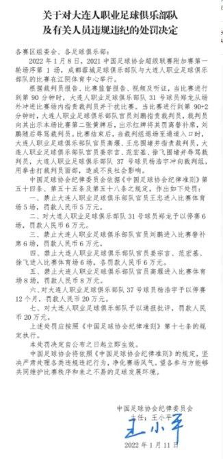 少年雨果则骑着单轮摩托，形象十分帅气，在预告中可以看出雨果与阿丽塔互生情愫，这份恋情将会如何发展也让众多影迷充满期待